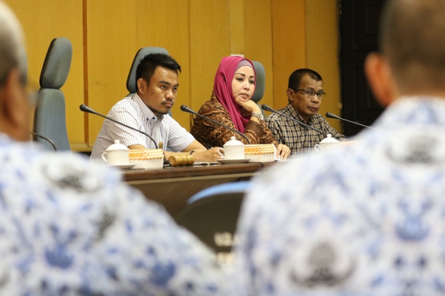 pansus-pdam-17 Panitia Khusus (Pansus) Rancangan Peraturan Daerah (Ranperda) tentang Penyertaan Modal Pemerintah Kota Makassar kepada Perusahaan Daerah Air Minum (PDAM) Kota Makassar melanjutkan Rapat Kerja Pansus di ruang rapat Panitia Anggaran DPRD Kota Makassar, Senin (17/10/2016).