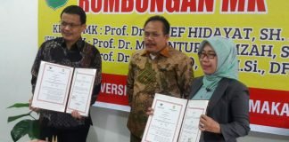 Sekretris MA, Prof Guntur Hamzah SH, MH (kiri) bersama Rektor Unsa Prof A Melantik Rompegading, SH, MH (kiri) usai tandatangan kerjasama di kampus Unsa Jl Kandea Makassar,Senin (24/10/2016). (foto:dian eka)