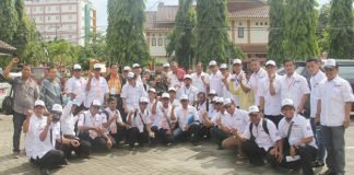 Kapendam VII/Wirabuana Kol Inf Drs Alamsyah MSi, foto bersama puluhan wartawan dan Humas Pemda se-Sulsel, seusai Upacara Apel Bela Negara, di Halaman BP-PAUD dan Dikmas Sulsel, Jl Adhyaksa, Makassar, Kamis, 28 September 2016.
