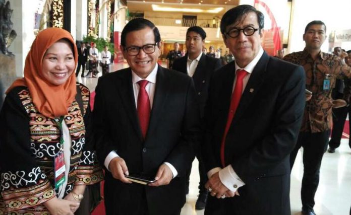 Rektor Unasman Polman Sulbar, Chuduriah Sahabuddin (kiri) bersama Mensekneg, Pramono Anung dan Menteri Hukham, Yosanna Laoly, saat menghadiri acara di Balli beberapa waktu lalu. (foto:ist)