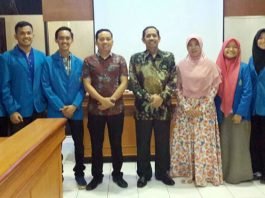 Rektor Unismuh Dr Abdul Rahman Rahim (kelima dari kiri), didampingi Wakil Dekan III FK-Unismuh dr Irwan Ashari (keempat dari kiri), dan Wakil Dekan II dr Wiwiek Dewiyanti Habar (keempat dari kanan) foto bersama enam mahasiswa FK-Unismuh yang akan mengikuti Indonesian International Medical Olympiad (IMO) 2016, di Ruang Rapat Senat, Selasa, 11 Oktober 2016.
